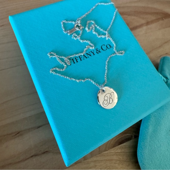 Tiffany & Co. Sterling silver necklace engraved with a “B” comes with box & bag - Picture 2 of 5